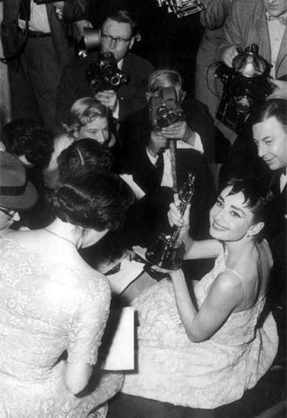 Audrey Hepburn, con el Oscar que logró por <i>Vacaciones en Roma,</i> en marzo de 1954.