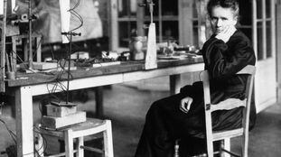 Marie Sklodowka Curie (1867 - 1934) en su laboratorio en 1900.