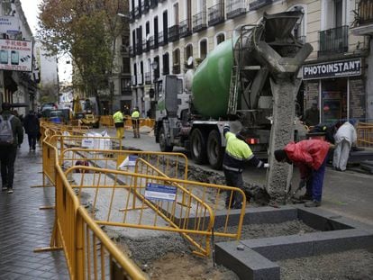 Obras en la calle del Duque de Alba, en la capital. 