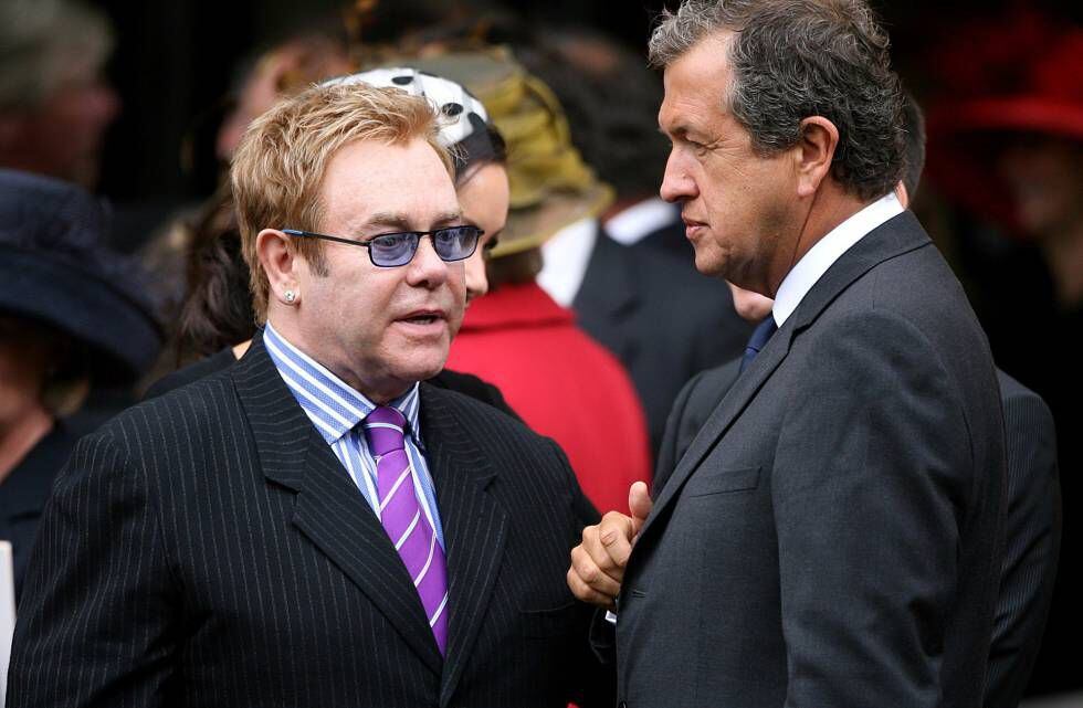 Testino con el cantante Elton John durante un homenaje a la princesa Diana en Londres, en 2007.