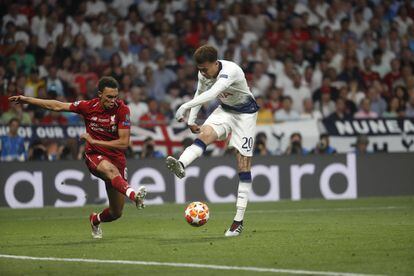 Trent Alexander-Arnold, del Liverpool, y Dele Alli, del Tottenham, disputan el balón.