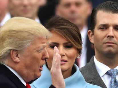 Donald Trump Jr. mira a su padre en la toma de posesión.