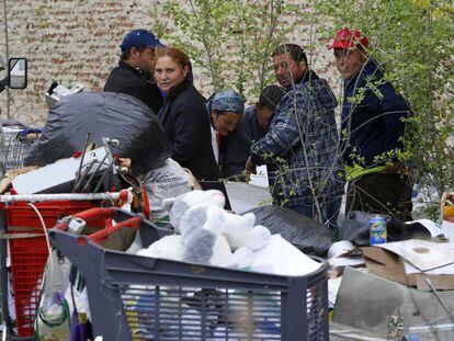 Miembros de la familia clasifican en el solar que habitan los objetos encontrados en la basura.