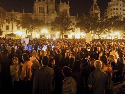 Miles de personas protestan en Valencia.