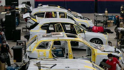 Varios empleados trabajan en la producción de vehículos blindados en una fábrica en Atizapán, en México.