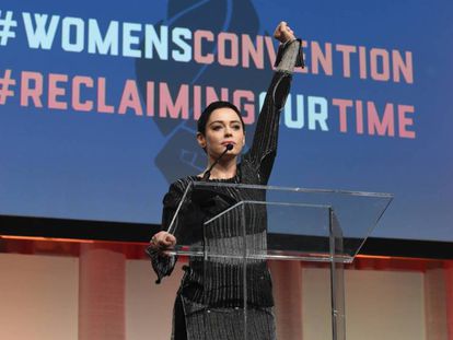 Rose McGowan habla el viernes en el escenario de la Convención de Mujeres en Detroit.