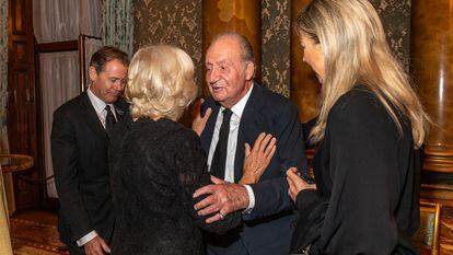 El rey Juan Carlos, en el centro de la imagen, saluda a la reina consorte Camila Parker-Bowles, este domingo en el palacio de Buckingham, en Londres.