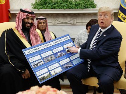Trump, el pasado marzo en el Despacho Oval junto al herededor saudí, mostrando las ventas militares a Riad