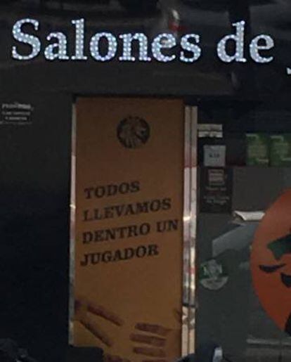 "Todos llevamos un jugador dentro", cartel en una sala de juego.