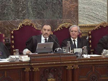 El presidente del tribunal, Manuel Marchena, junto a tres de los siete magistrados que juzgan a los políticos secesionistas. En vídeo, declaraciones del responsable de la comisaría general de información de la Policía Nacional y de un agente que participó en el colegio Pau Romeva.