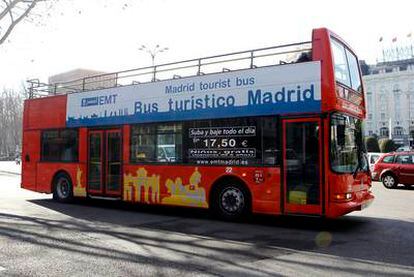 Un autobús turístico pasea a los visitantes por el centro de la capital.