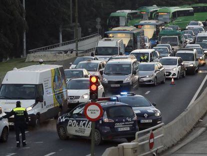 Agentes de la Policía municipal de Madrid, levantando una restricción del tráfico.