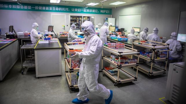 Guangzhou (China), 19/02/2020.- Employees work in the DaAn Gene laboratory in Guangzhou, Guangdong province, China, 19 February 2020. DaAn Gene Company of Sun Yat-Sun University focuses on the development and application of fluorescence PCR diagnostic kits. The company has developed the Covid-19 RNA detection kit. Many hospitals in Guangdong province are sending blood samples of patients for testing and the results must be finished within 24 hours. According to media reports, the Covid-19 coronavirus has left 2,000 people dead and infected 74,186 people in China. EFE/EPA/ALEX PLAVEVSKI