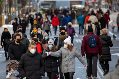 Viandantes en la Gran Vía de Madrid el 10 de enero.