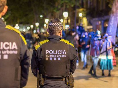 Agentes de la policia supervisan multitudes en Barcelona, en mayo. 