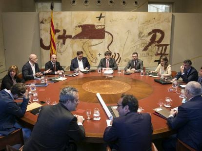 Puigdemont con los ahora exconsejeros en un Consejo de Gobierno 