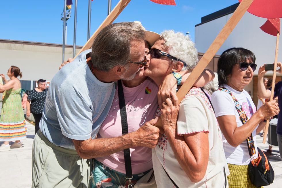 Varias personas se besan durante la ‘quedada de besos’ contra la retirada de ‘Lightyear’ en Santa Cruz de Bezana (Cantabria). 