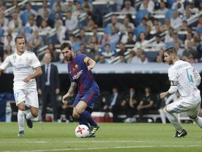 Messi, entre Lucas Vázquez i Ramos, en el Reial Madrid - Barcelona de la Supercopa.
