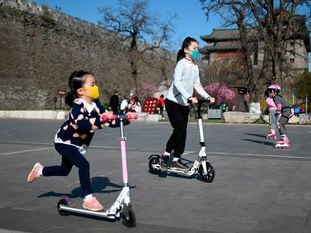 Varios niños juegan en un parque de Pekín.