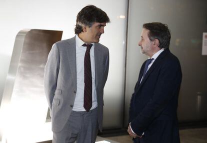 El secretario de Estado de Economía, Gonzalo García, conversa con Josu Jon Imaz.