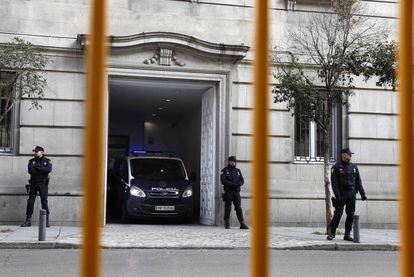 Los presos independentistas entran en el Supremo en furgones de la policía.