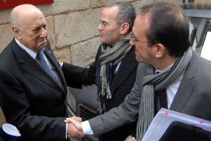 Ferrín (izquierda) estrecha la mano de Anxo Lorenzo en presencia del conselleiro Jesús Vázquez.