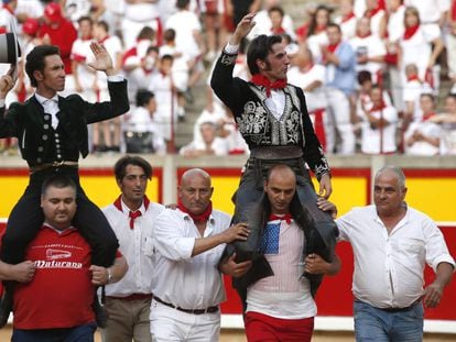 Leonardo Hernández y Roberto Armendáriz, a hombros en San Fermín de 2017.