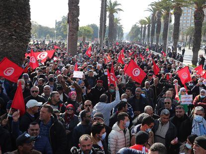 Manifestación contra el presidente tunecino en las calles de la capital, el 13 de febrero.