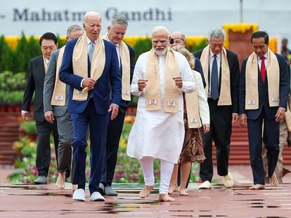 En primer plano, el primer ministro de la India, Narendra Modi, y el presidente de EE UU, Joe Biden, seguidos de otros líderes del G-20, durante una visita al memorial de Gandhi en Nueva Delhi.