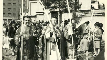 El sacerdote Francisco Fernández Muiños (primero por la izquierda), acusado de abusos en el colegio Casal dels Angels de Hospitalet de Llobregat, en una procesión del Domingo de Ramos en 1966.