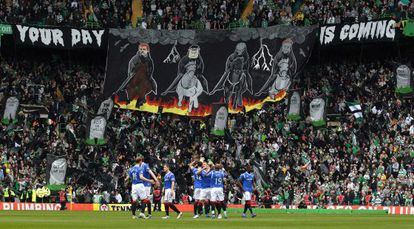 Jugadores del Rangers en un partido en el estadio del Celtic