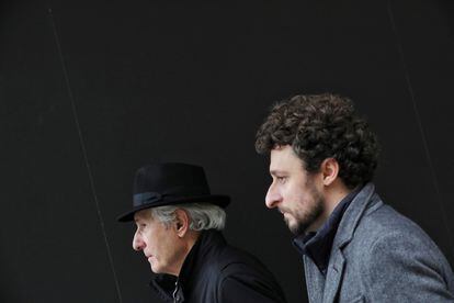Jon Viar y su padre Iñaki, con sombrero, en la presentación de la película en la Seminci.