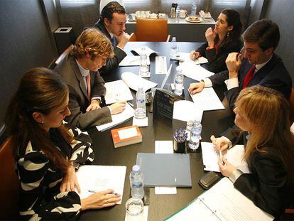 Un grupo de abogados del bufete Uría Menéndez trabaja en una de las salas de reunión de su sede en Madrid.
Luis de Carlos, socio de la firma