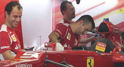 Miembros de Ferrari, trabajan en el monoplaza del español en el Circuito Internacional Buddh, a las afueras de Nueva Delhi