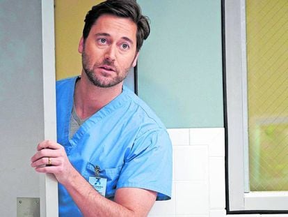 Ryan Eggold interpreta a Max Goodwin en New Amsterdam.