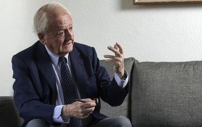 El exministro Javier Moscoso, en su casa de Madrid.