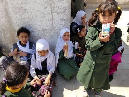 Niñas yemeníes desayunan en Saná.