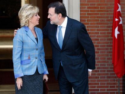 Rajoy recibe a Aguirre en el Palacio de La Moncloa, el pasado 10 de abril.