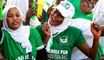 Seguidoras del Partido de la Unidad la Agrupación (PUR) durante una campaña de apoyo al candidato a las presidenciales senegaleses el pasado 3 de febrero en el estadio municipal de Thiaroye, un barrio de Dakar.
