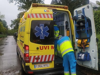 Ambulancia del SUMMA 112 en la vivienda donde un hombre de 61 años ha resultado herido al ser alcanzado por un rayo.