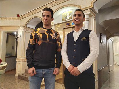 Mohamed (izqda) y su hermano Abdurrahman en el hotel Ipek Palas de Estambul, en el que recientemente entraron a trabajar gracias a un programa de formación financiado por la UE.