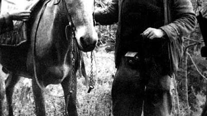 Che Guevara llegando al bohío de Fidel Castro en 1957.