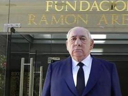 Isidoro Álvarez, presidente de El Corte Inglés, posa a la salida de la junta de accionistas.