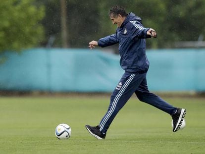 Edgardo Bauza patea un balón en su último día como entrenador.