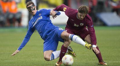 Torres lucha con Ansaldi por el balón.