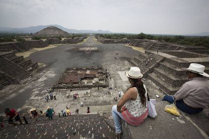 Turistas en la pirámide de la Luna de Teotihuacán el pasado 11 de mayo.