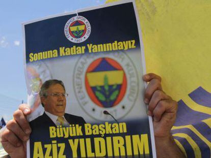 Un seguidor del Fenerbahçe muestra un cartel con una foto del presidente de su equipo en 2012.