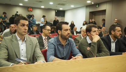 De la Fuente, el primer per l'esquerra, a la sala de premsa del Palau.