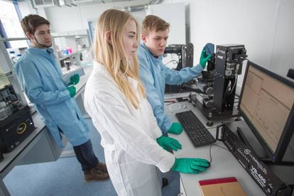 Tres investigadores en uno de los laboratorios del MIPT.