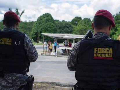 Polic&iacute;as brasile&ntilde;os vigilan los exteriores de la prisi&oacute;n de Manaus.